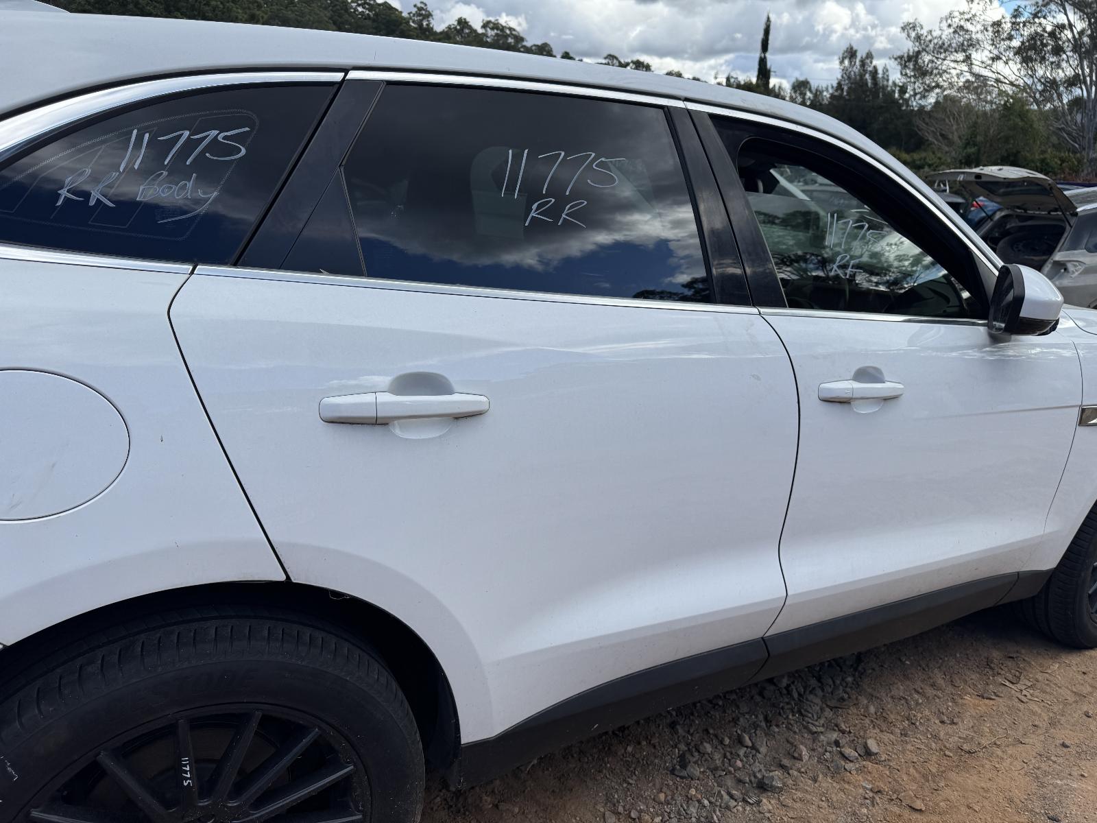 View JAGUAR F PACE 2016 5 Door Station Wagon Breaking