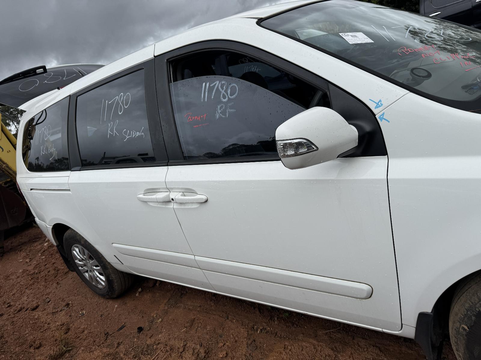 View KIA CARNIVAL/GRAND CARNIVAL 2012 4 Door Station Wagon Breaking