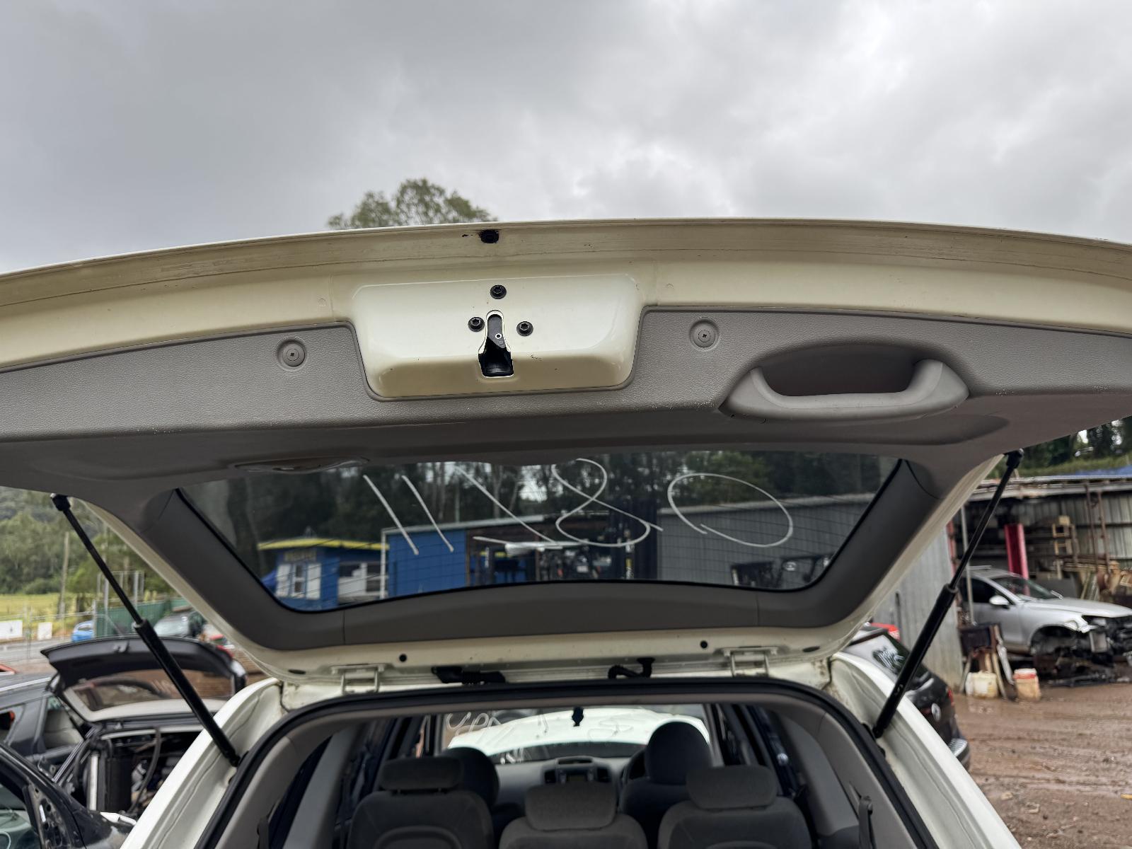View KIA CARNIVAL/GRAND CARNIVAL 2012 4 Door Station Wagon Breaking