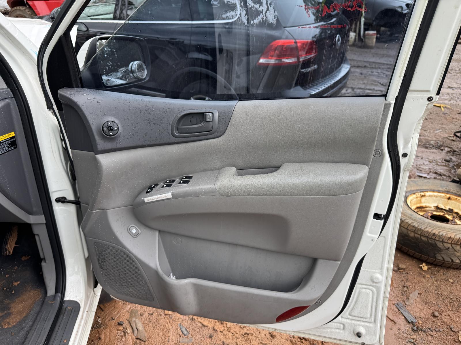 View KIA CARNIVAL/GRAND CARNIVAL 2012 4 Door Station Wagon Breaking