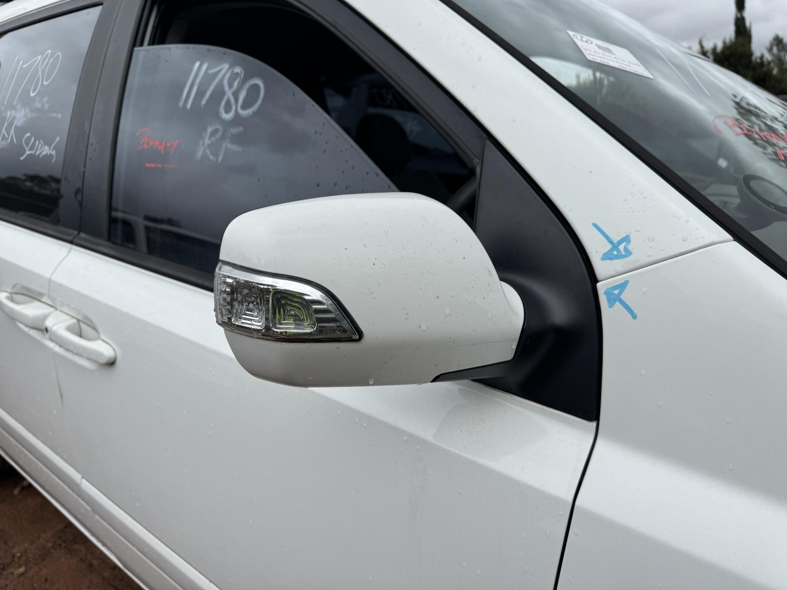 View KIA CARNIVAL/GRAND CARNIVAL 2012 4 Door Station Wagon Breaking