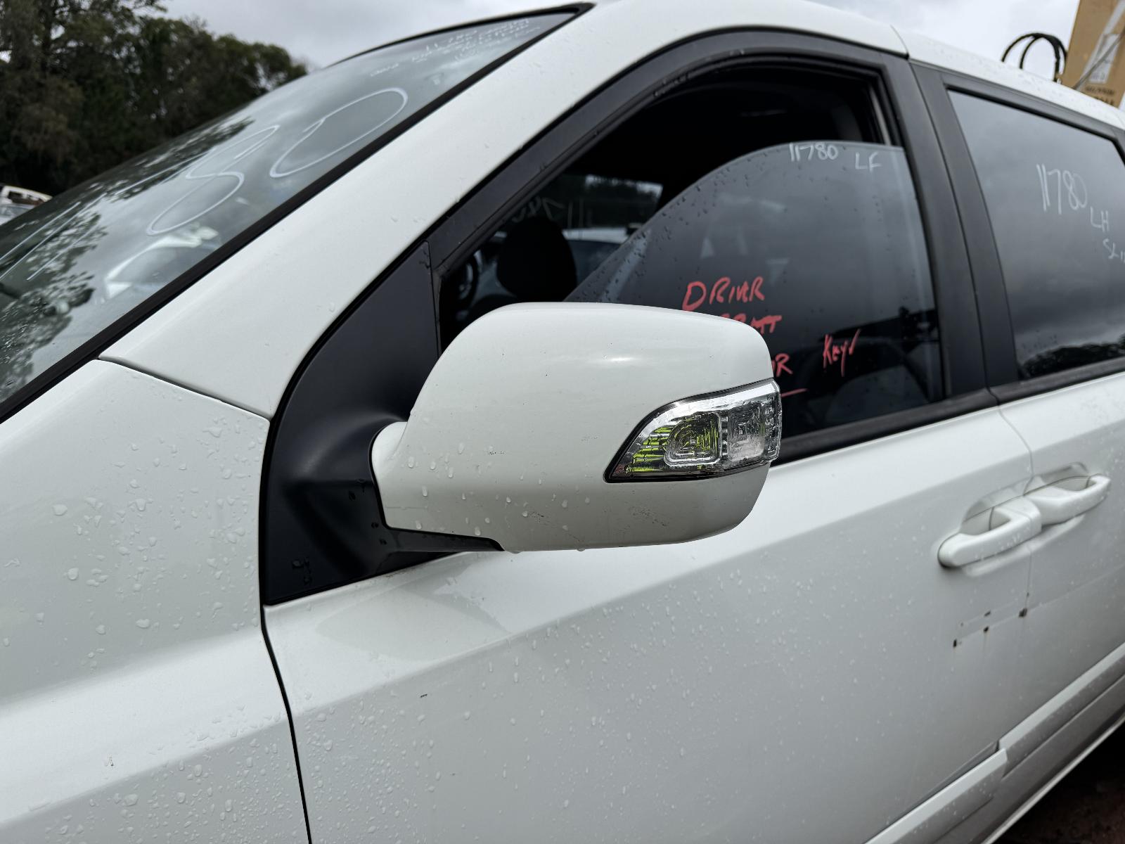 View KIA CARNIVAL/GRAND CARNIVAL 2012 4 Door Station Wagon Breaking