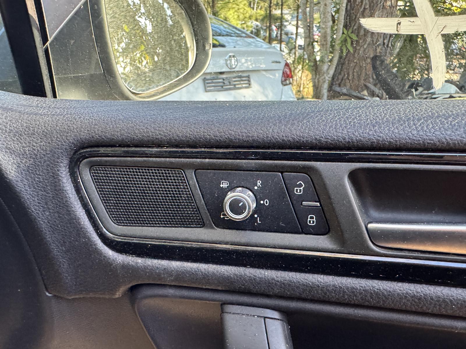 View VOLKSWAGEN TOUAREG 2012 5 Door Station Wagon Breaking