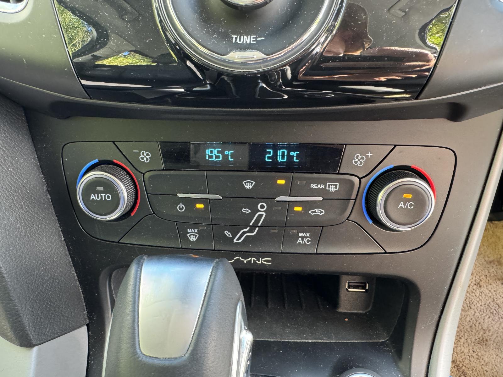 View FORD FOCUS 2015 4 Door Hatchback Breaking