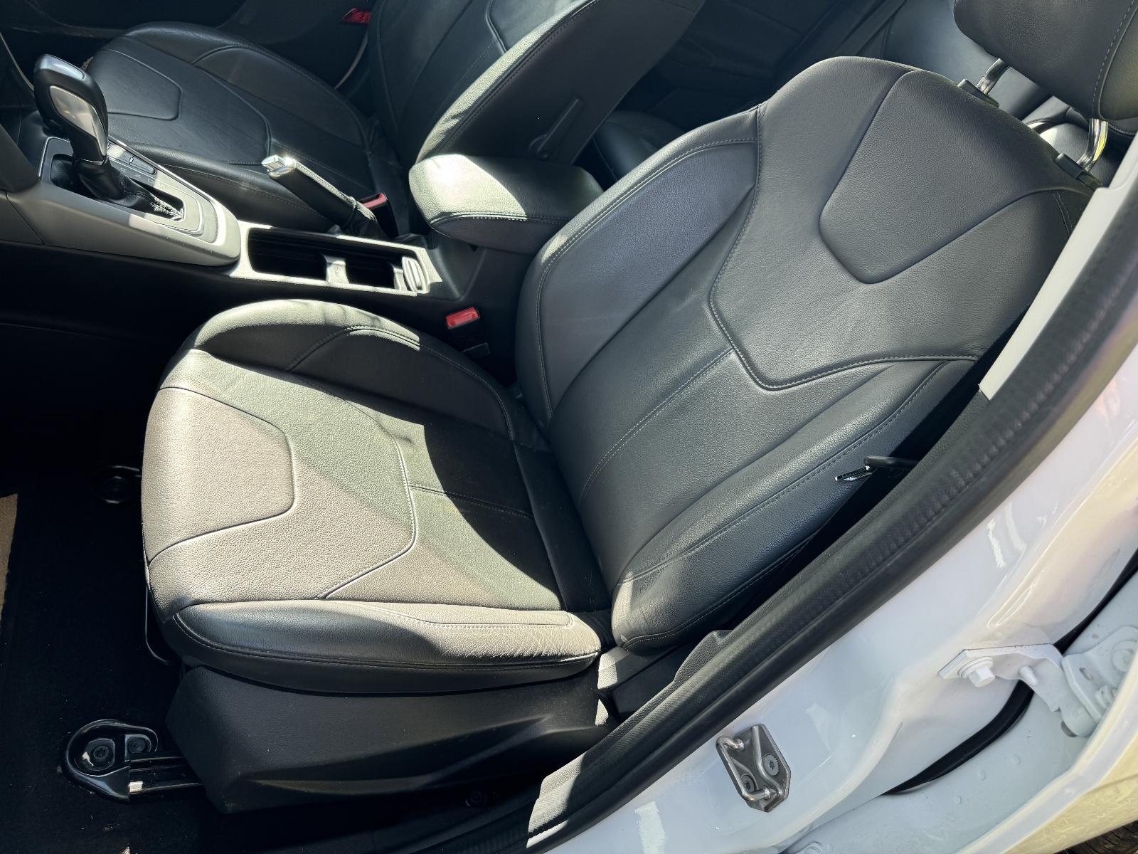 View FORD FOCUS 2015 4 Door Hatchback Breaking