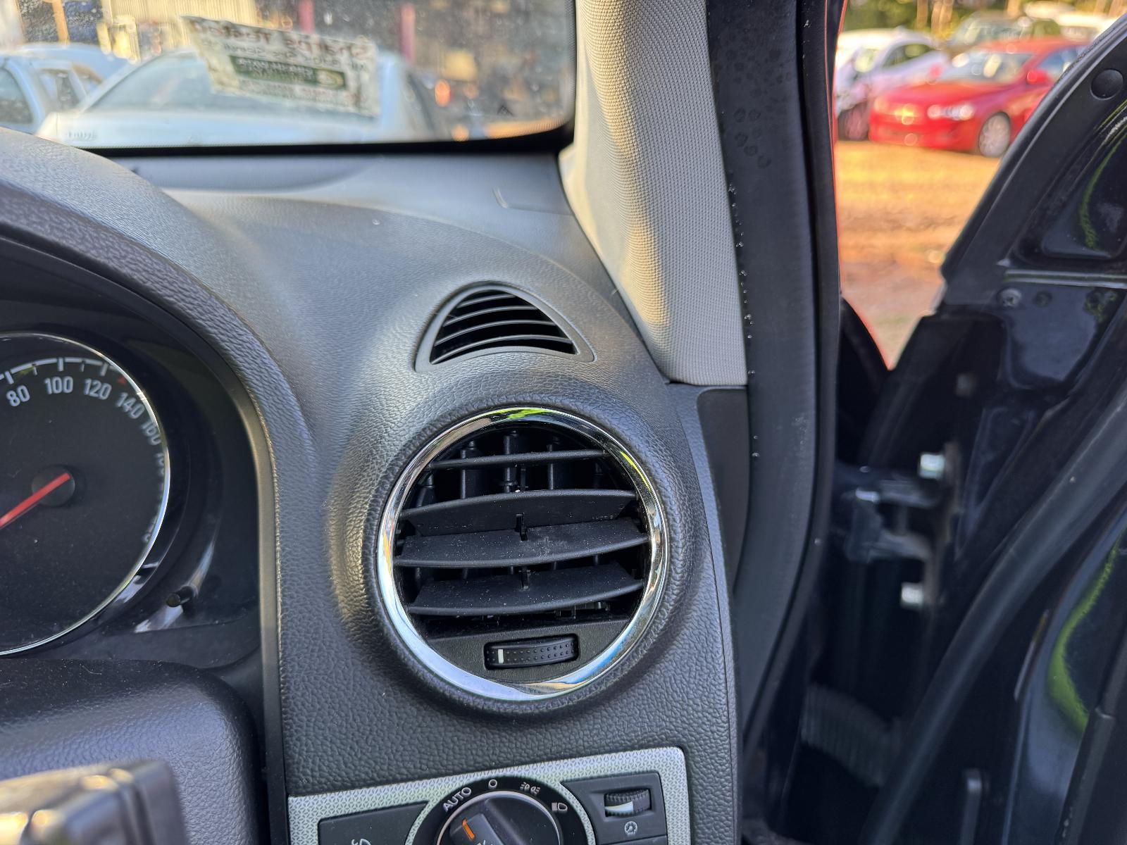 View HOLDEN CAPTIVA 2013 5 Door Station Wagon Breaking