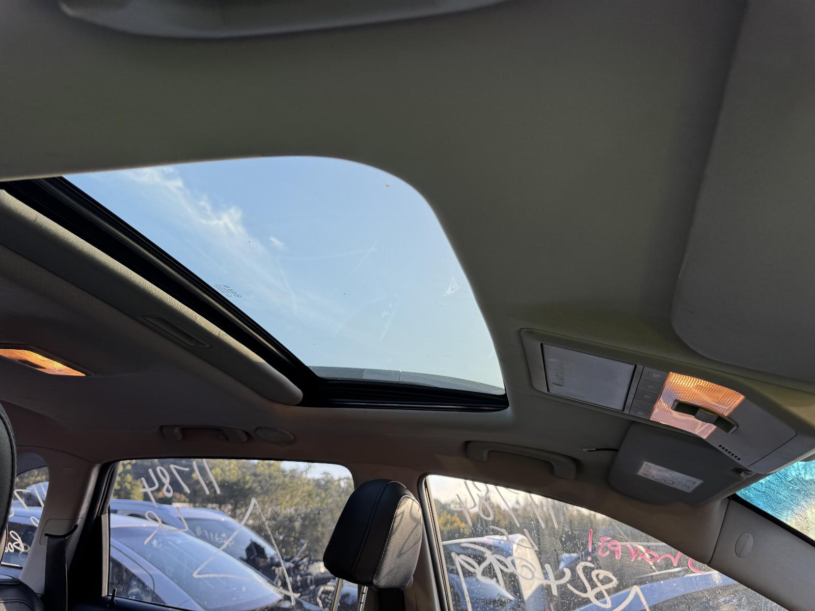 View HOLDEN CAPTIVA 2013 5 Door Station Wagon Breaking