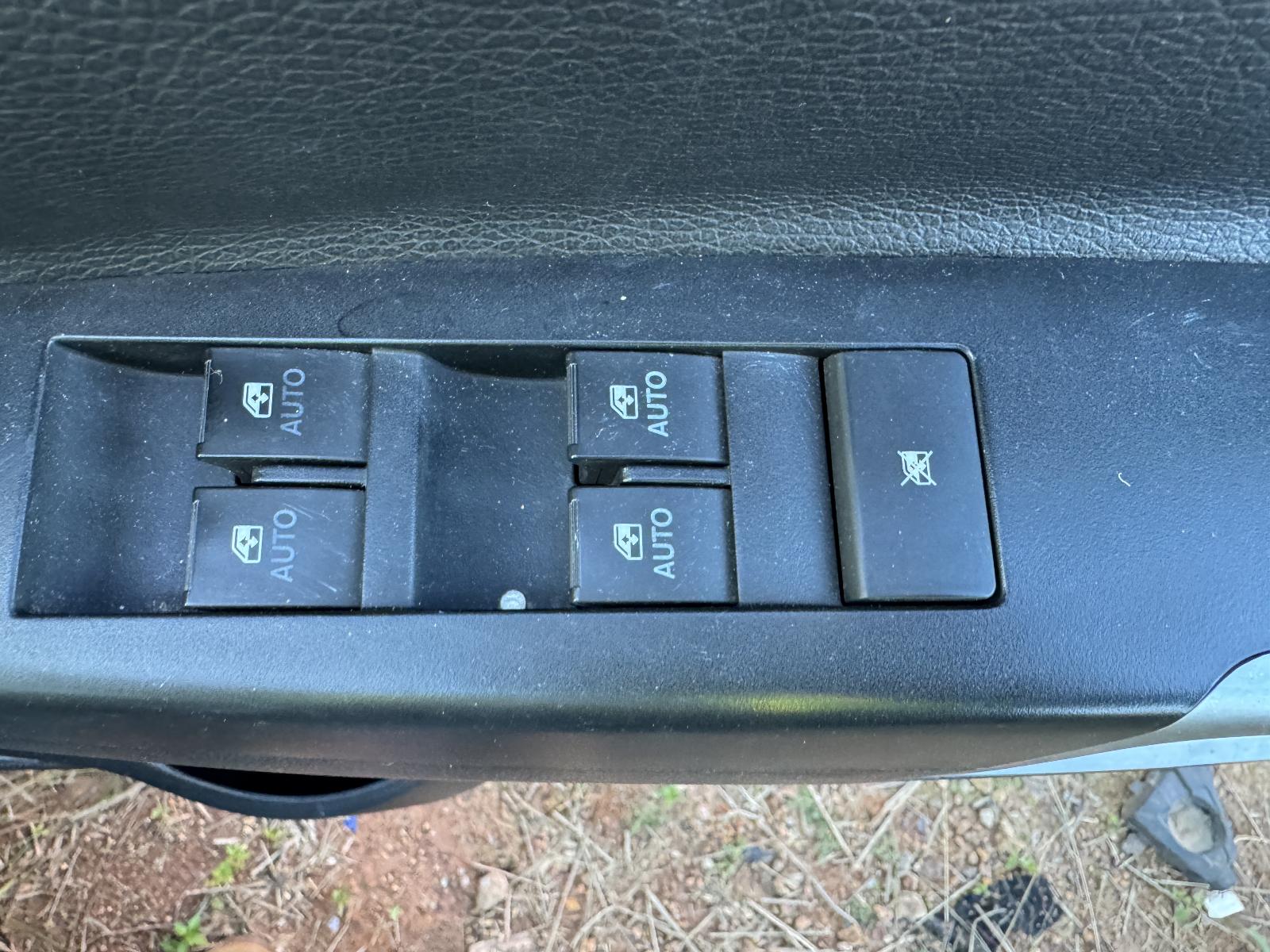View HOLDEN CAPTIVA 2013 5 Door Station Wagon Breaking