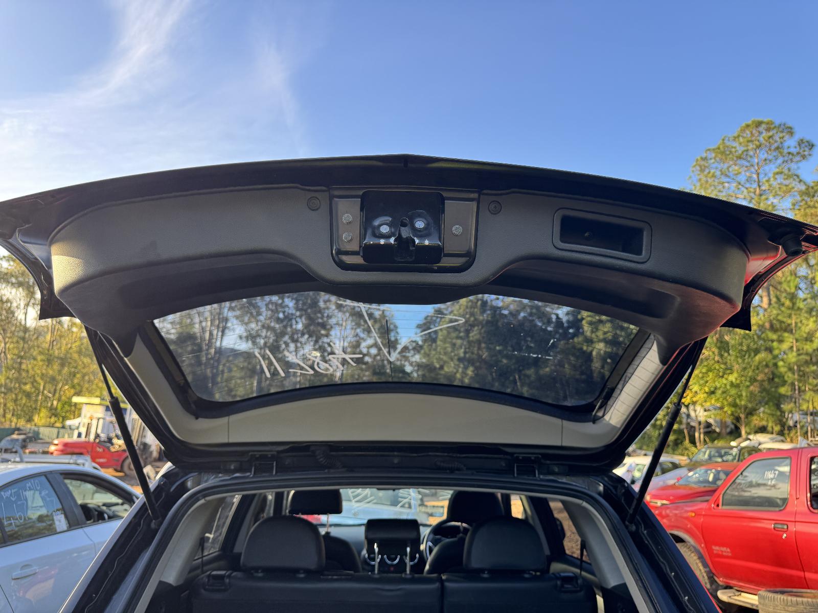 View HOLDEN CAPTIVA 2013 5 Door Station Wagon Breaking