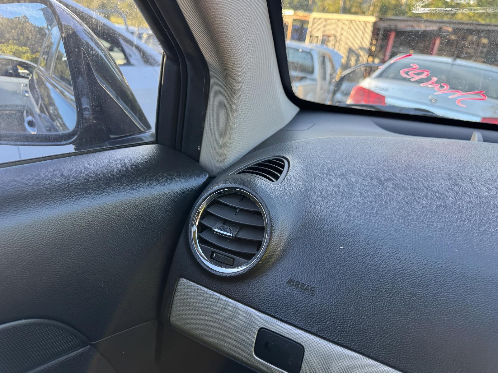 View HOLDEN CAPTIVA 2013 5 Door Station Wagon Breaking