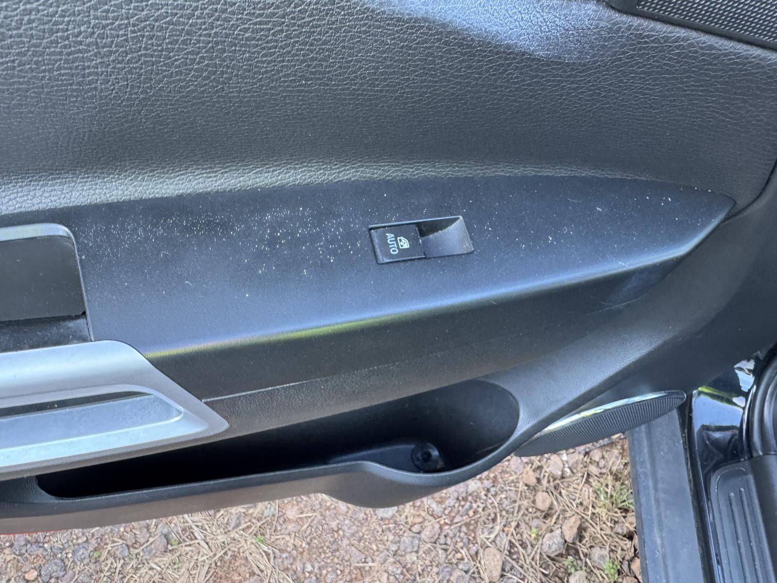 View HOLDEN CAPTIVA 2013 5 Door Station Wagon Breaking