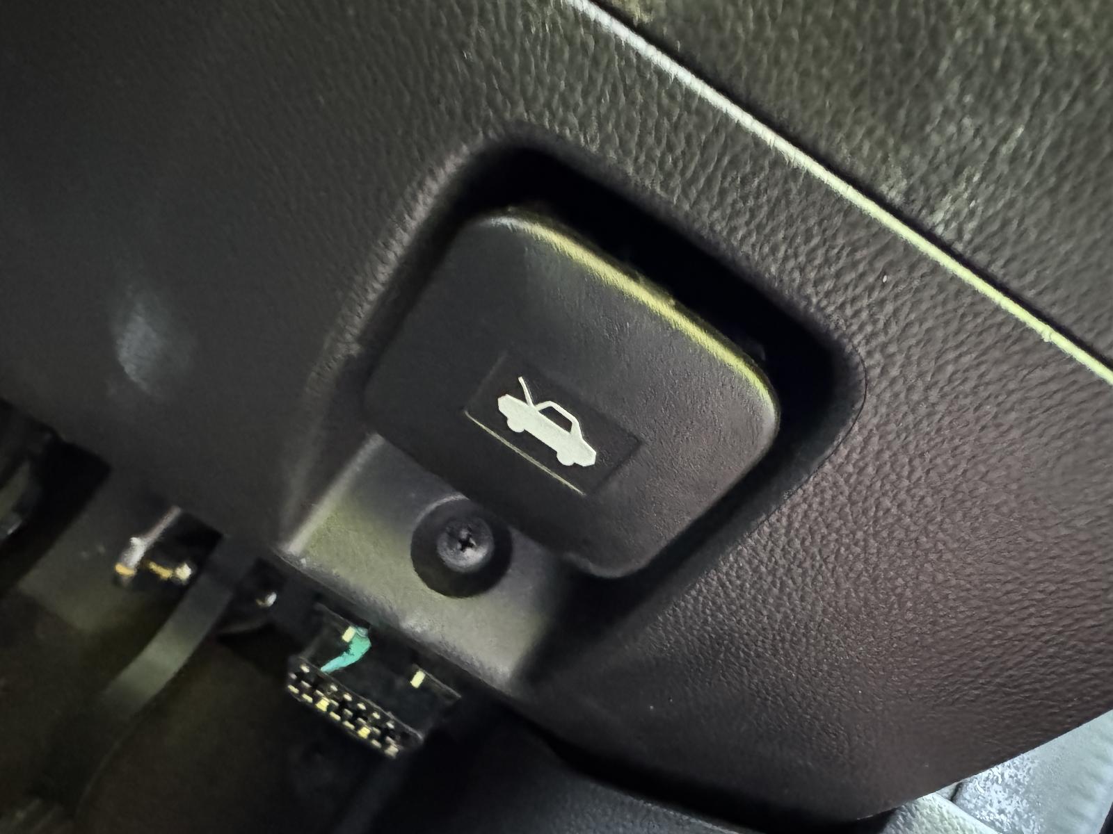 View HOLDEN CAPTIVA 2013 5 Door Station Wagon Breaking