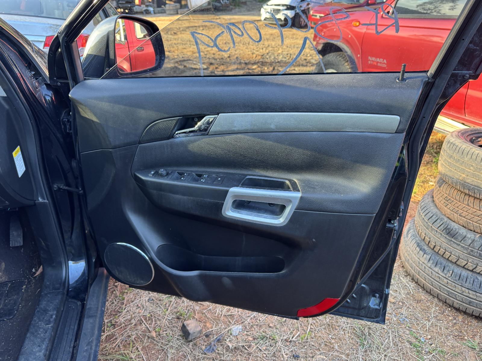View HOLDEN CAPTIVA 2013 5 Door Station Wagon Breaking