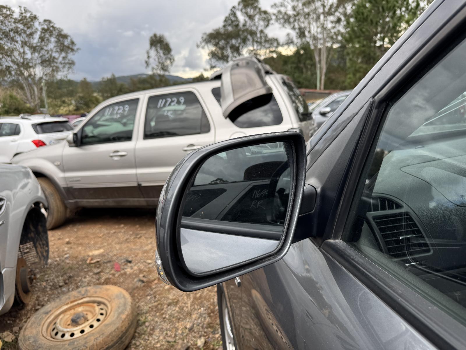 View HYUNDAI SANTA FE 2011 5 Door Station Wagon Breaking