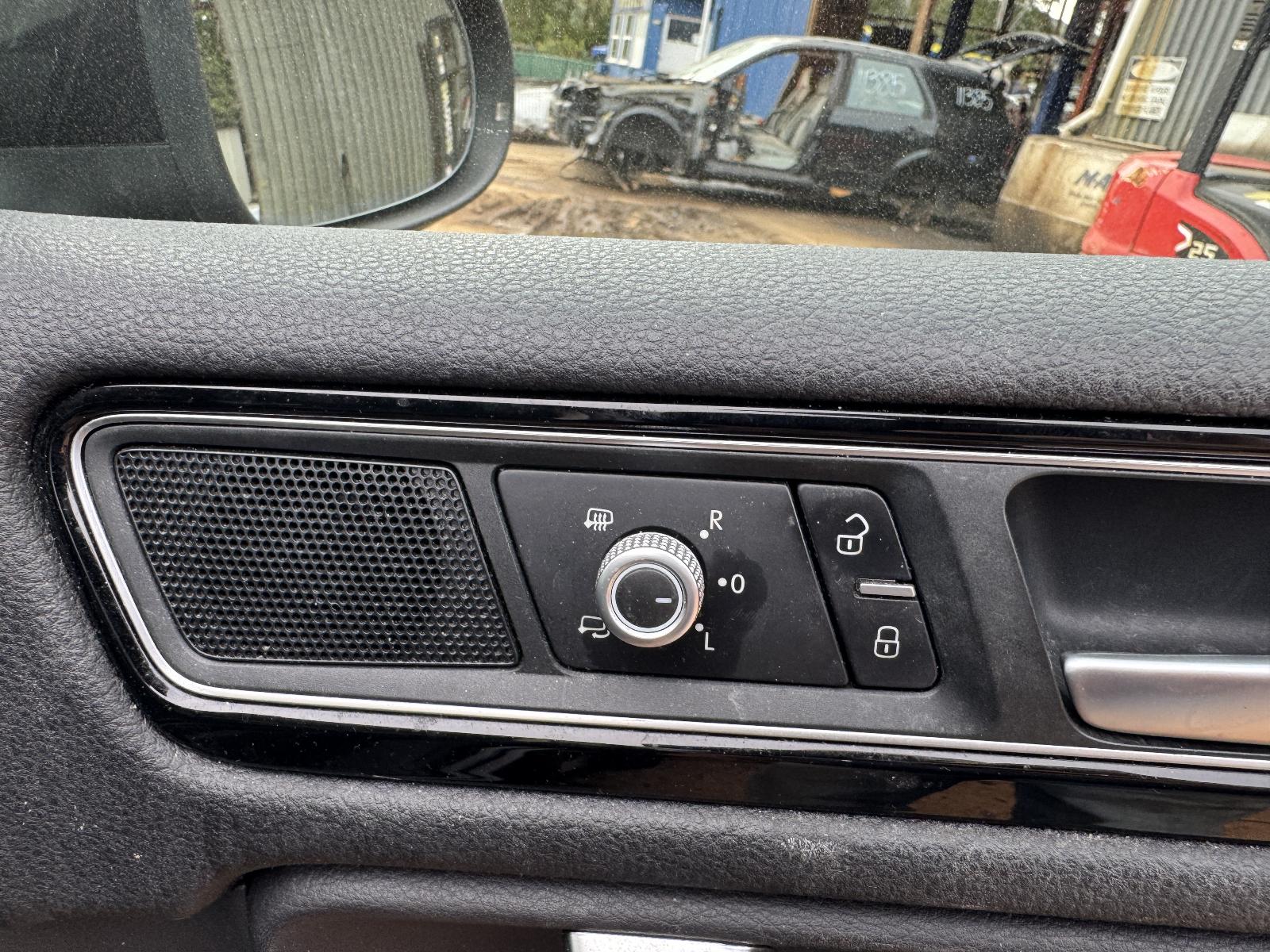 View VOLKSWAGEN TOUAREG 2016 4 Door Station Wagon Breaking