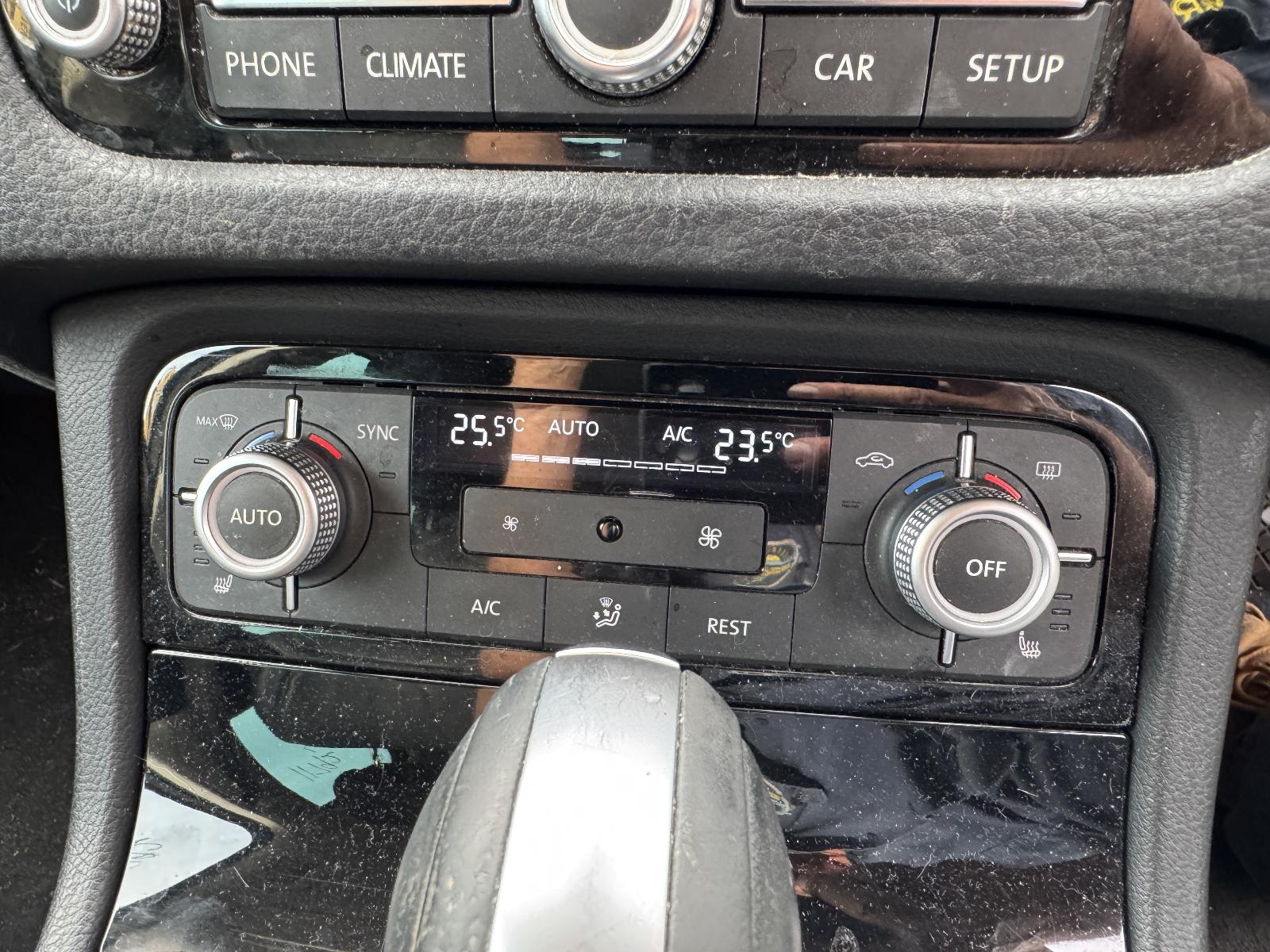 View VOLKSWAGEN TOUAREG 2016 4 Door Station Wagon Breaking