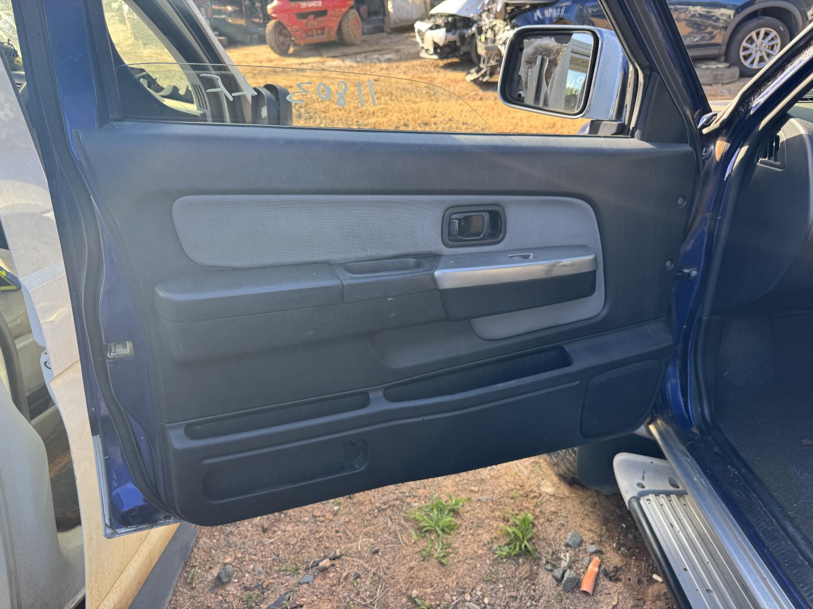 View NISSAN NAVARA 2004 4 Door Utility Breaking