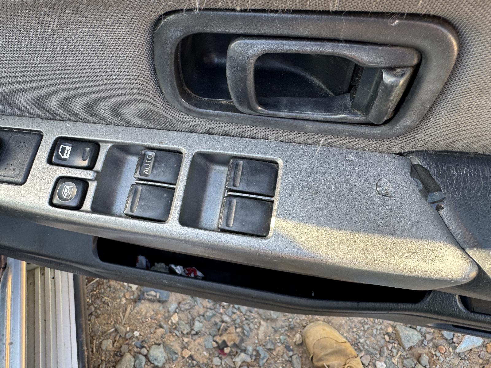 View NISSAN NAVARA 2004 4 Door Utility Breaking