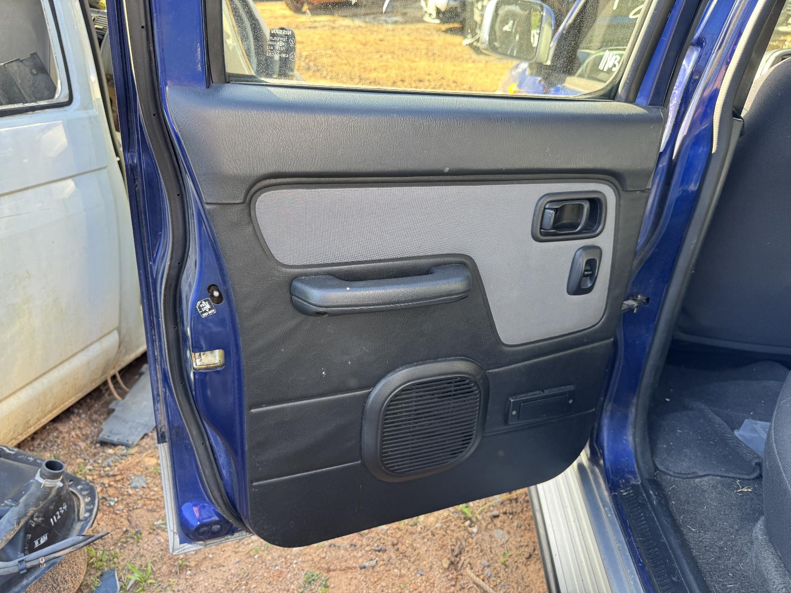 View NISSAN NAVARA 2004 4 Door Utility Breaking