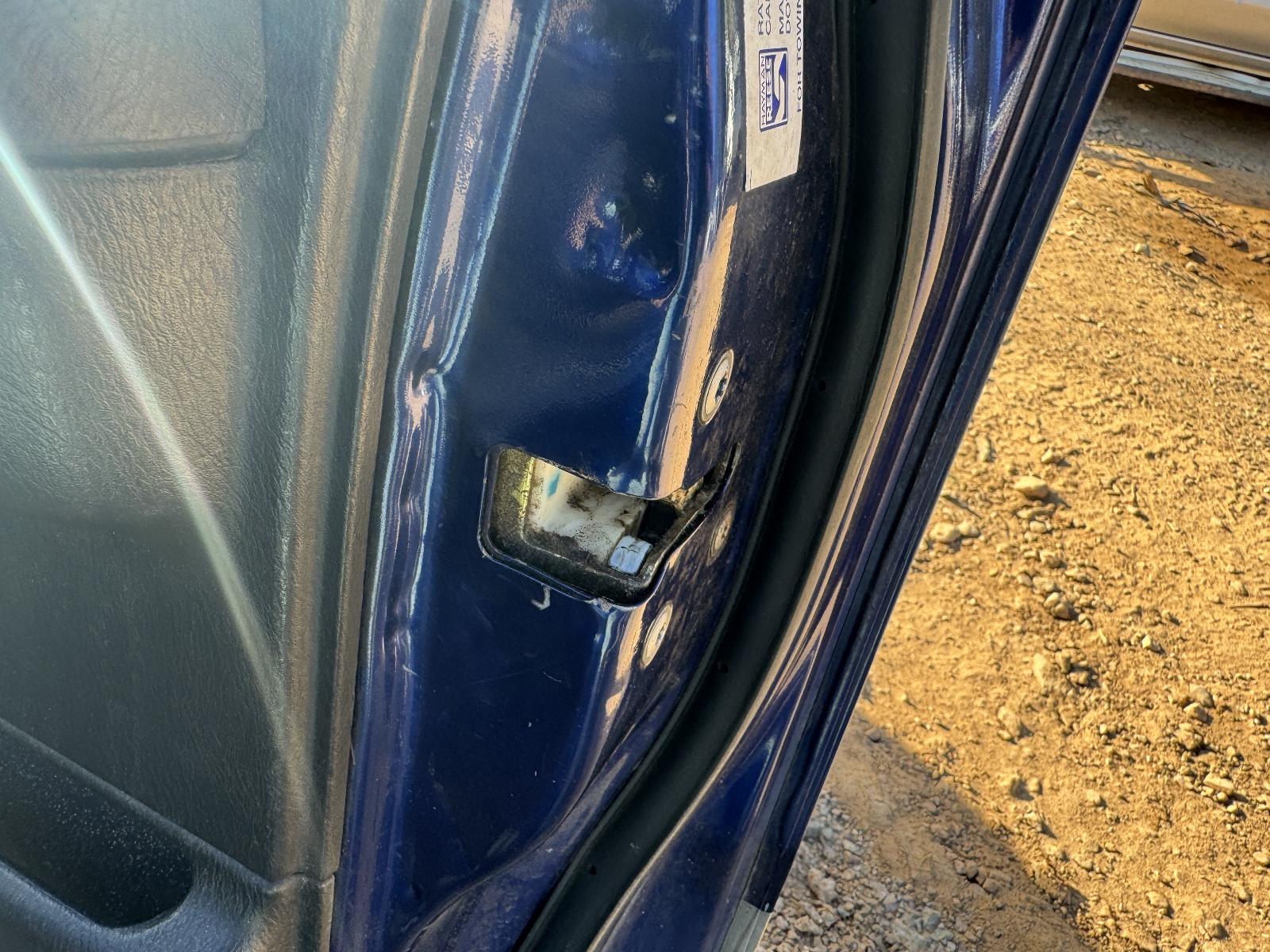 View NISSAN NAVARA 2004 4 Door Utility Breaking