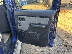 View NISSAN NAVARA 2004 4 Door Utility Breaking