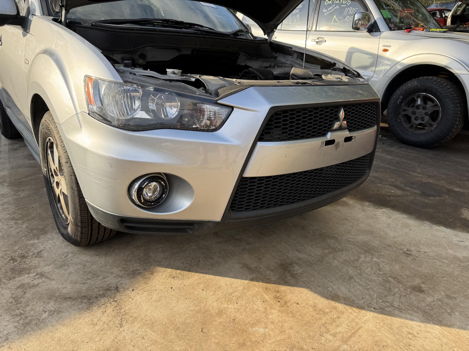 View MITSUBISHI OUTLANDER 2010 5 Door Station Wagon Breaking
