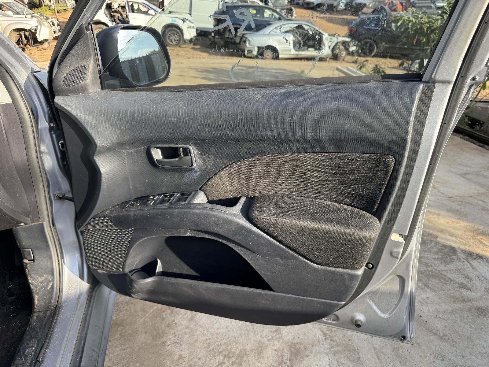 View MITSUBISHI OUTLANDER 2010 5 Door Station Wagon Breaking