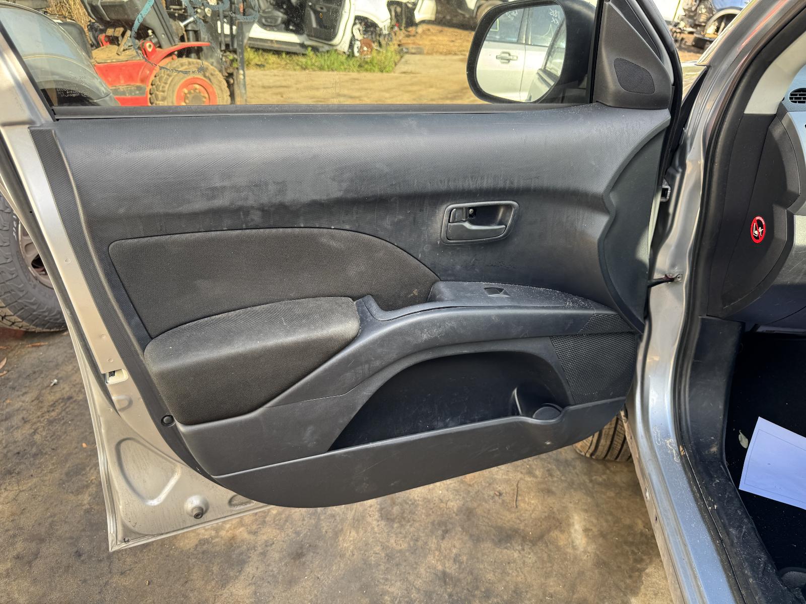 View MITSUBISHI OUTLANDER 2010 5 Door Station Wagon Breaking