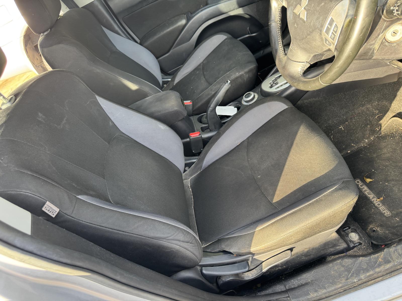 View MITSUBISHI OUTLANDER 2010 5 Door Station Wagon Breaking
