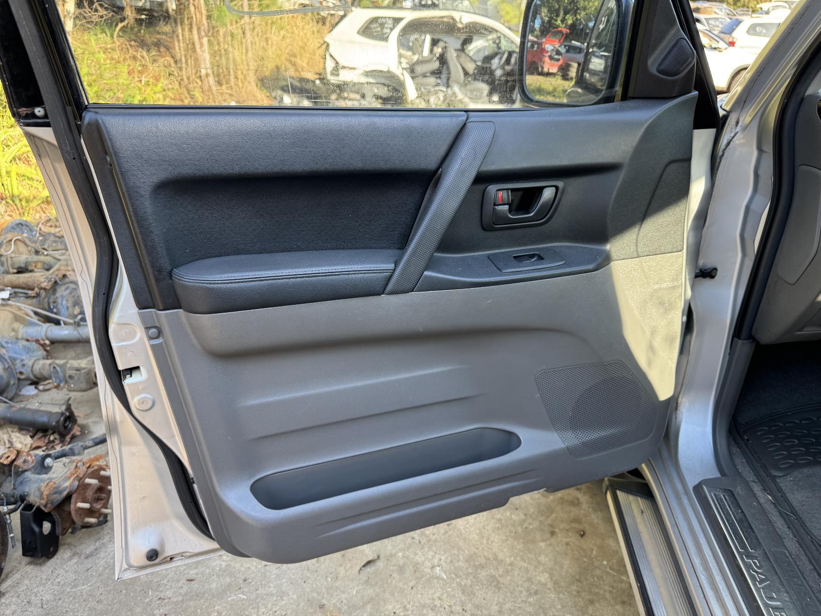 View MITSUBISHI PAJERO 2002 5 Door Station Wagon Breaking