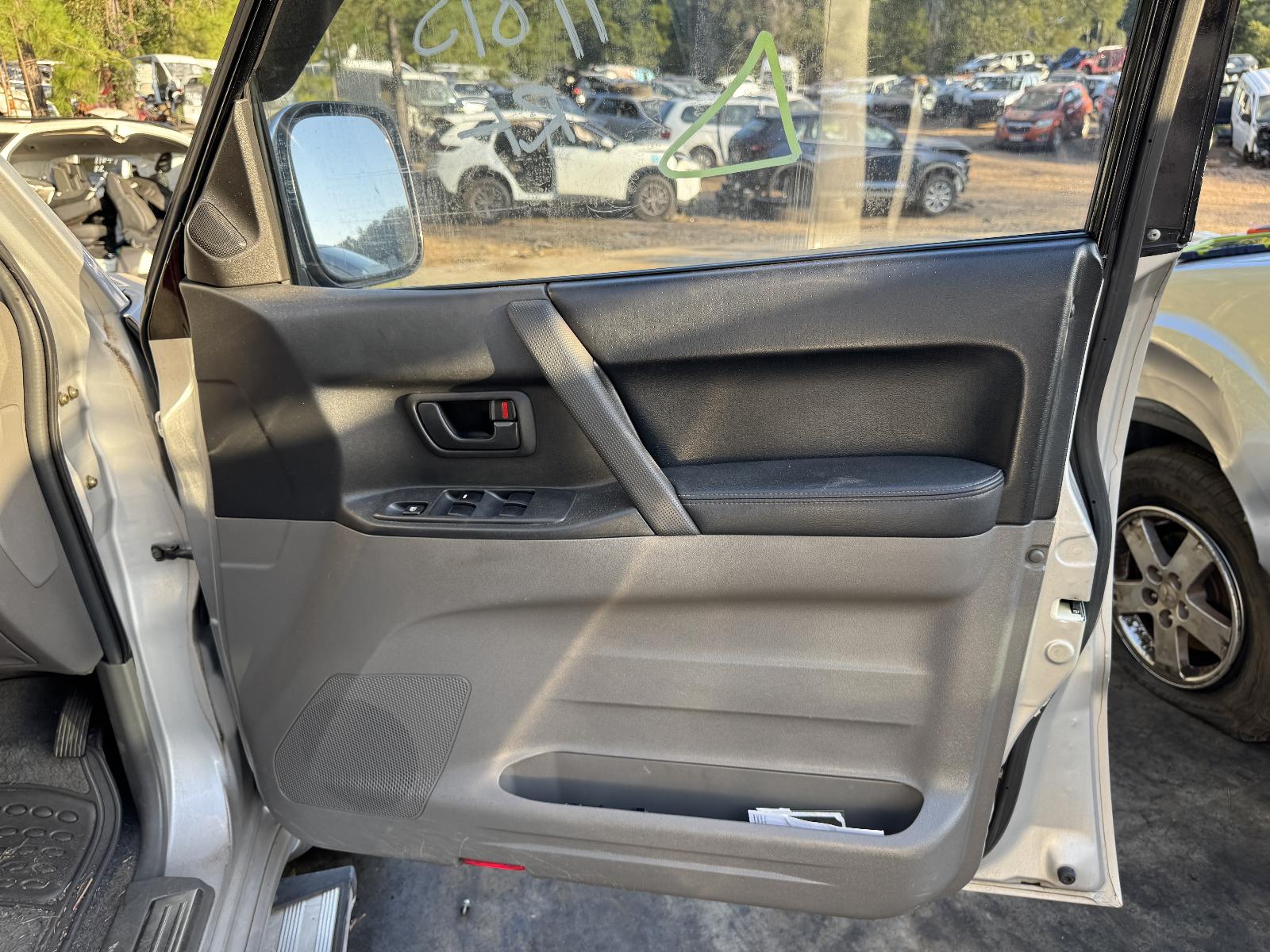 View MITSUBISHI PAJERO 2002 5 Door Station Wagon Breaking