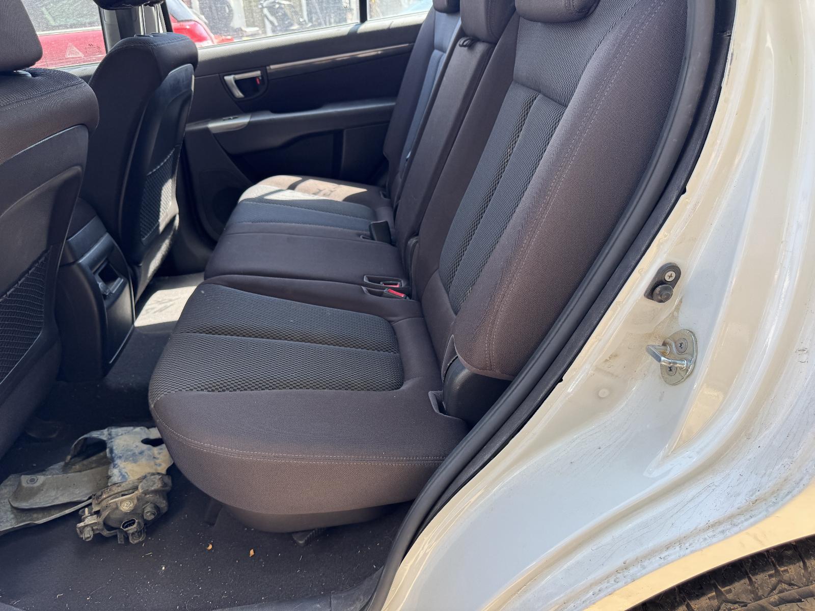 View HYUNDAI SANTA FE 2011 5 Door Station Wagon Breaking