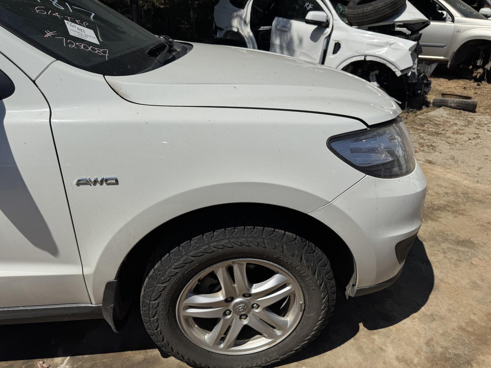 View HYUNDAI SANTA FE 2011 5 Door Station Wagon Breaking