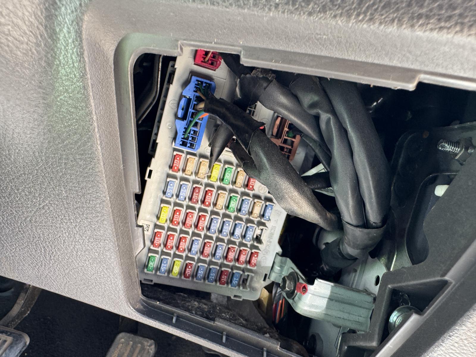 View HYUNDAI SANTA FE 2011 5 Door Station Wagon Breaking