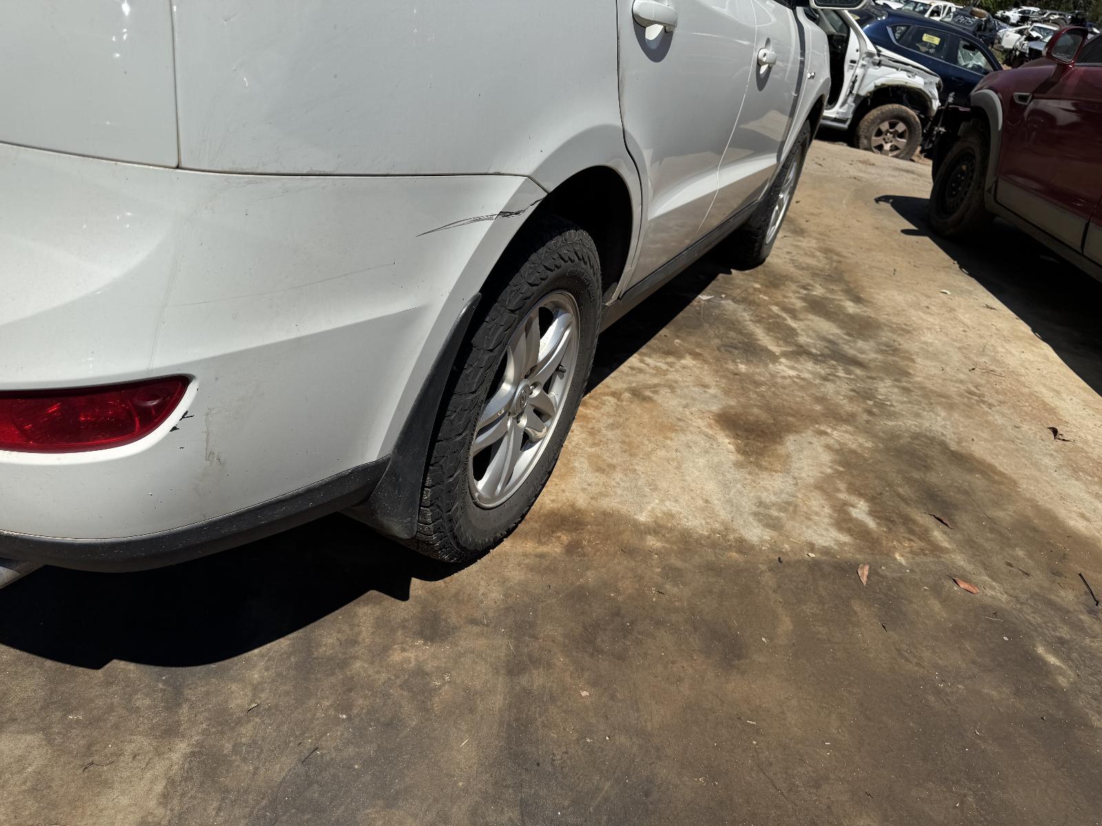 View HYUNDAI SANTA FE 2011 5 Door Station Wagon Breaking