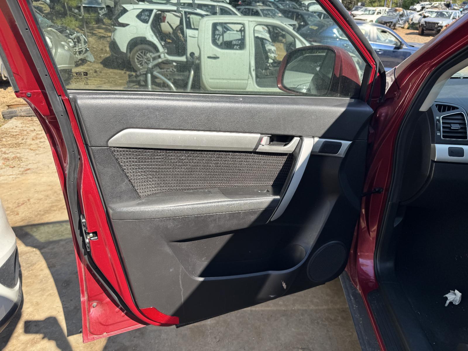 View HOLDEN CAPTIVA 2015 5 Door Station Wagon Breaking