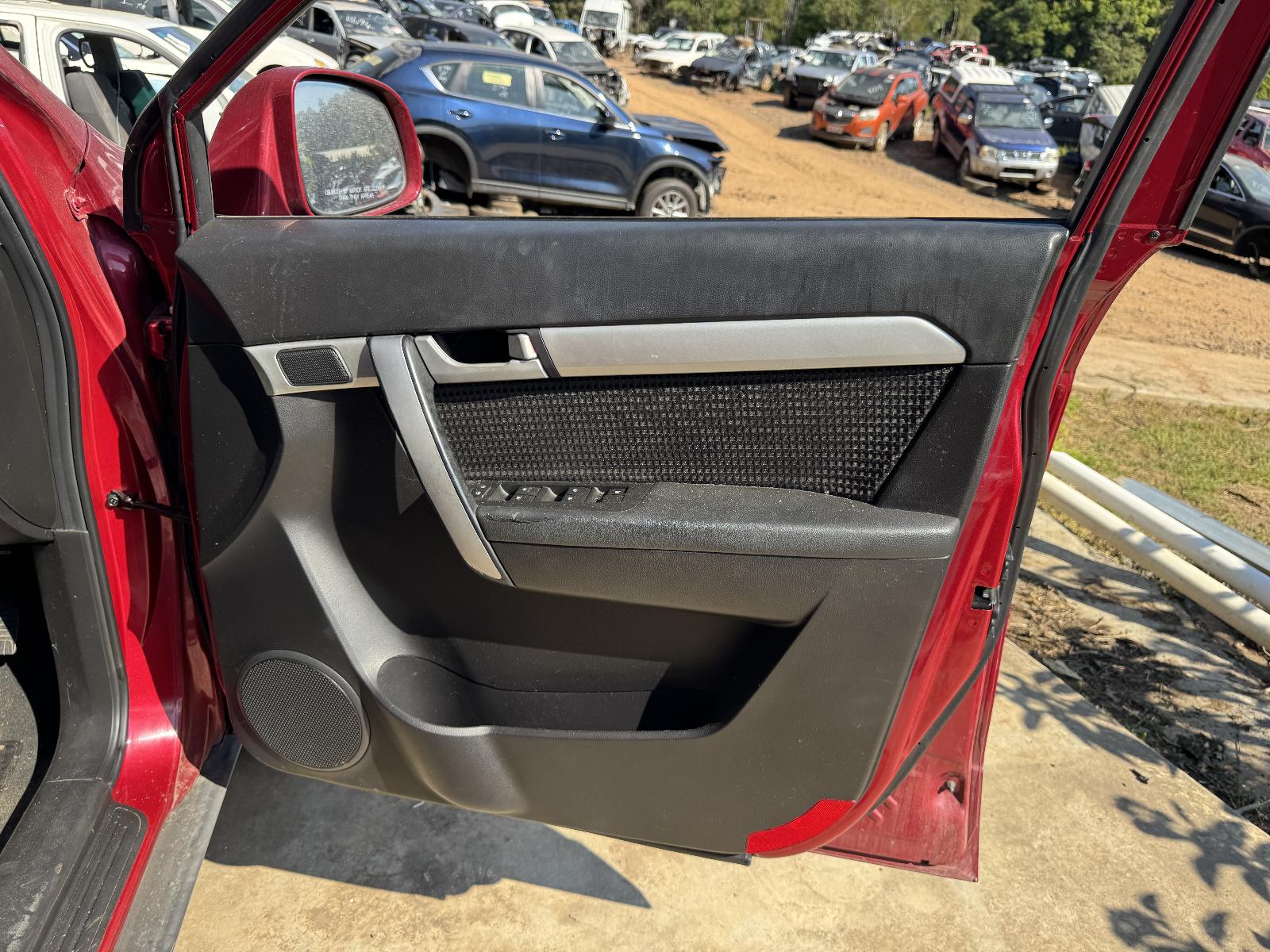 View HOLDEN CAPTIVA 2015 5 Door Station Wagon Breaking