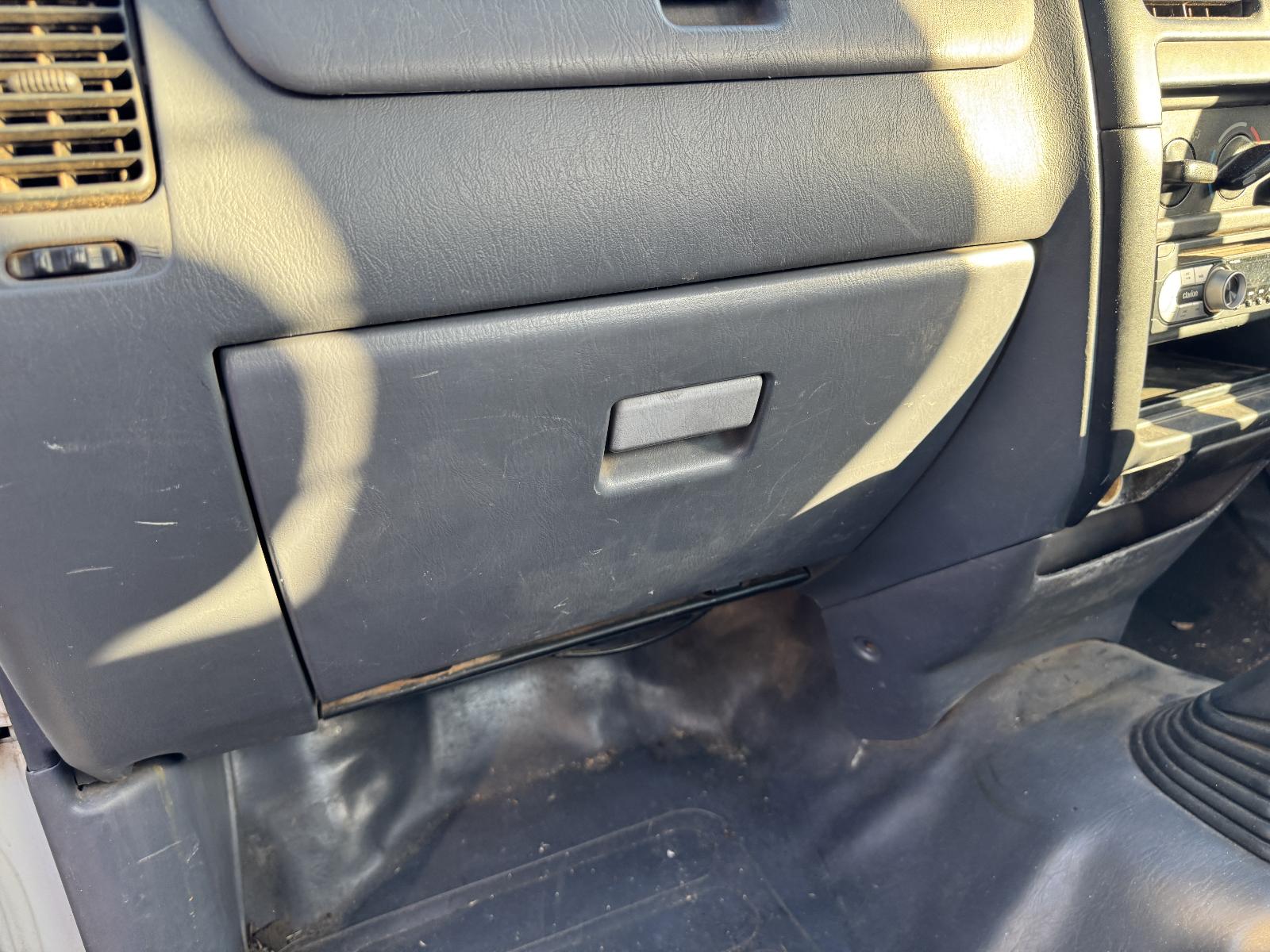 View TOYOTA HILUX 2002 2 Door Pickup Breaking
