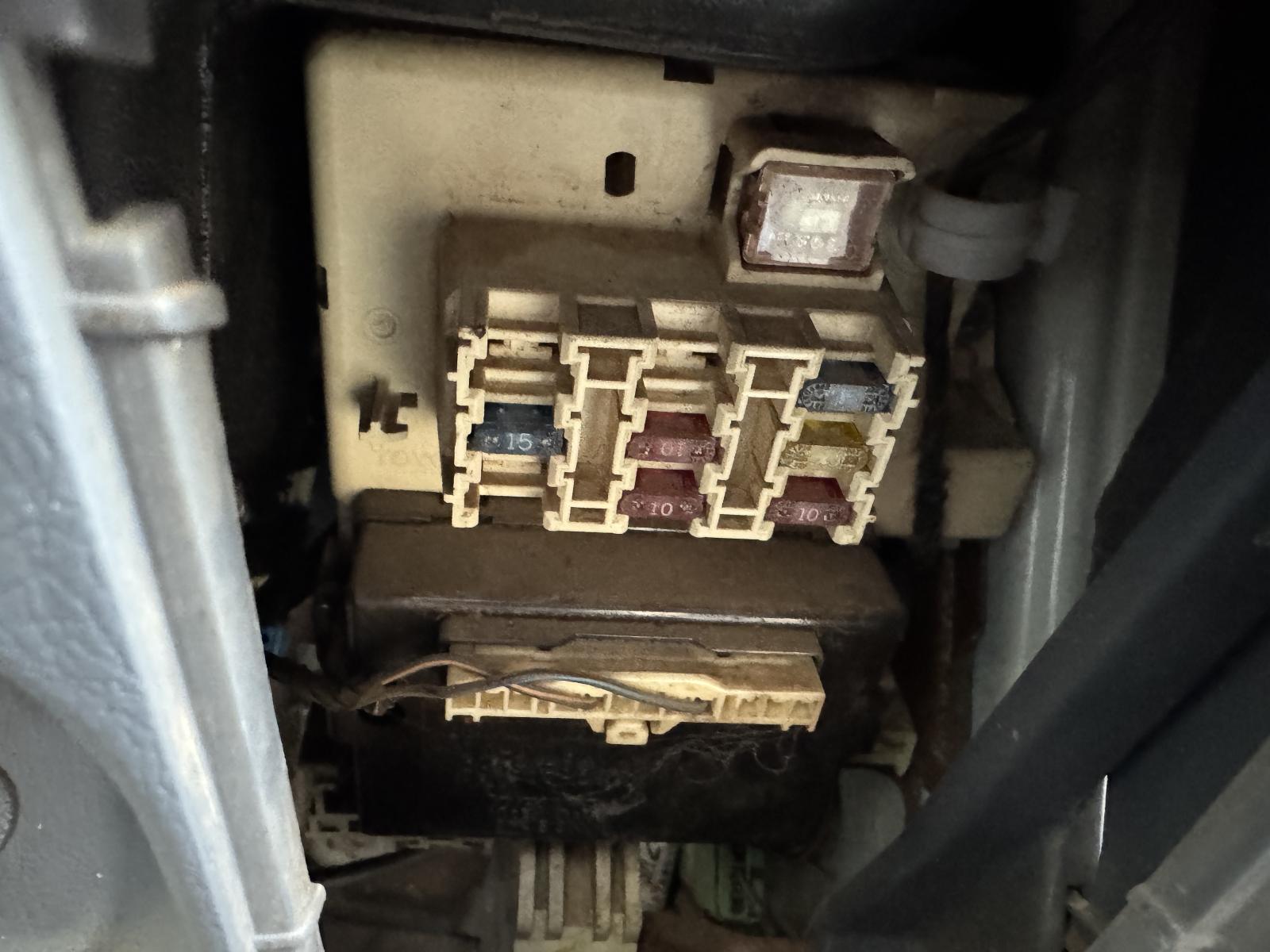 View TOYOTA HILUX 2002 2 Door Pickup Breaking