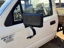 View TOYOTA HILUX 2002 2 Door Pickup Breaking