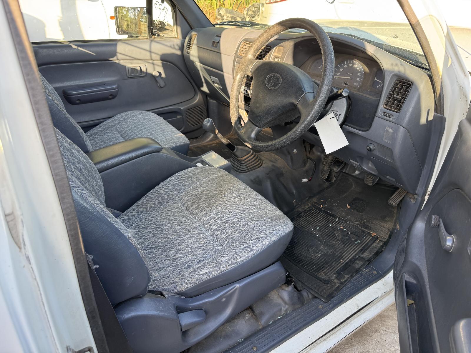View TOYOTA HILUX 2002 2 Door Pickup Breaking