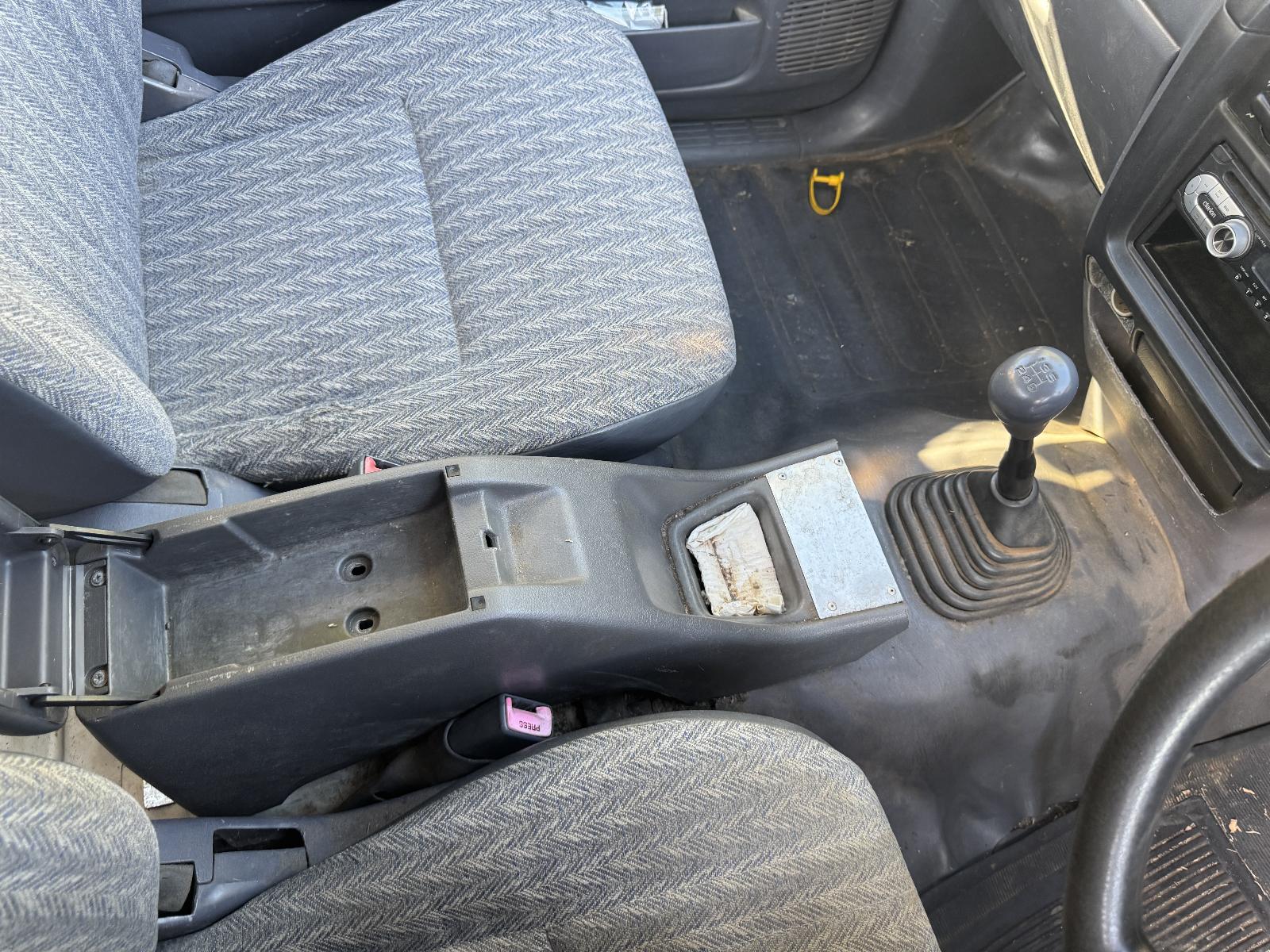 View TOYOTA HILUX 2002 2 Door Pickup Breaking