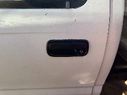 View TOYOTA HILUX 2002 2 Door Pickup Breaking