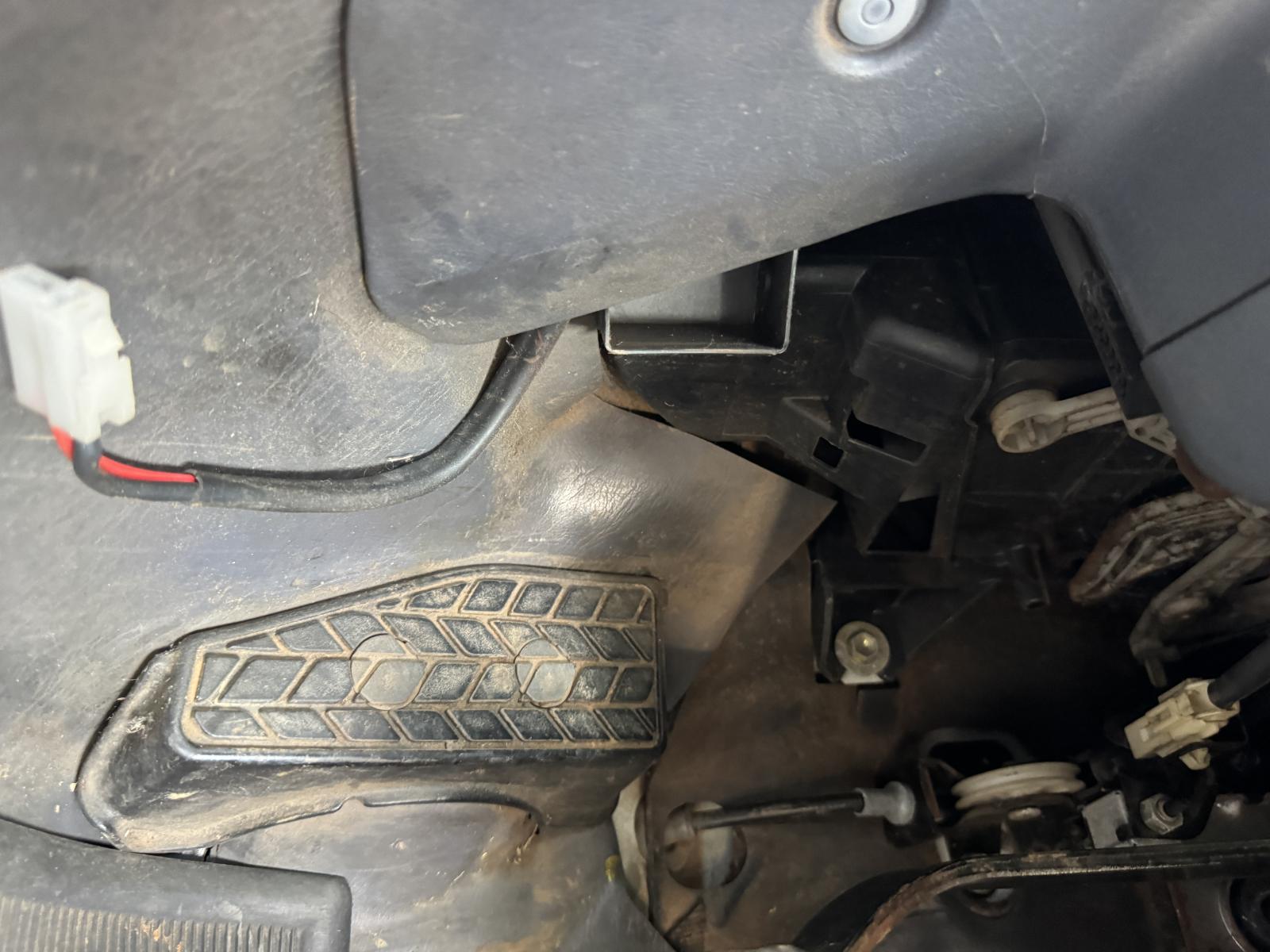 View TOYOTA HILUX 2002 2 Door Pickup Breaking