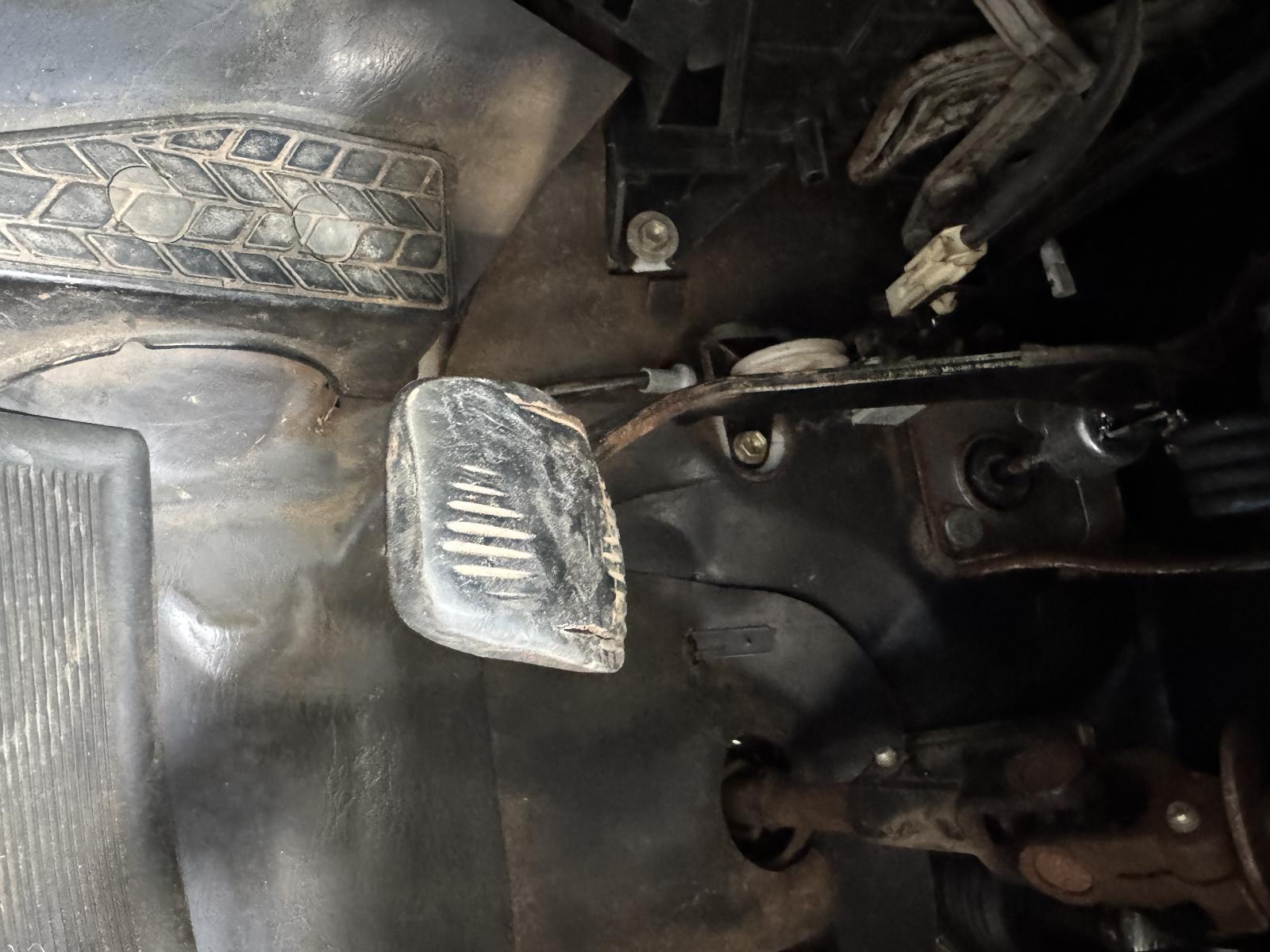 View TOYOTA HILUX 2002 2 Door Pickup Breaking
