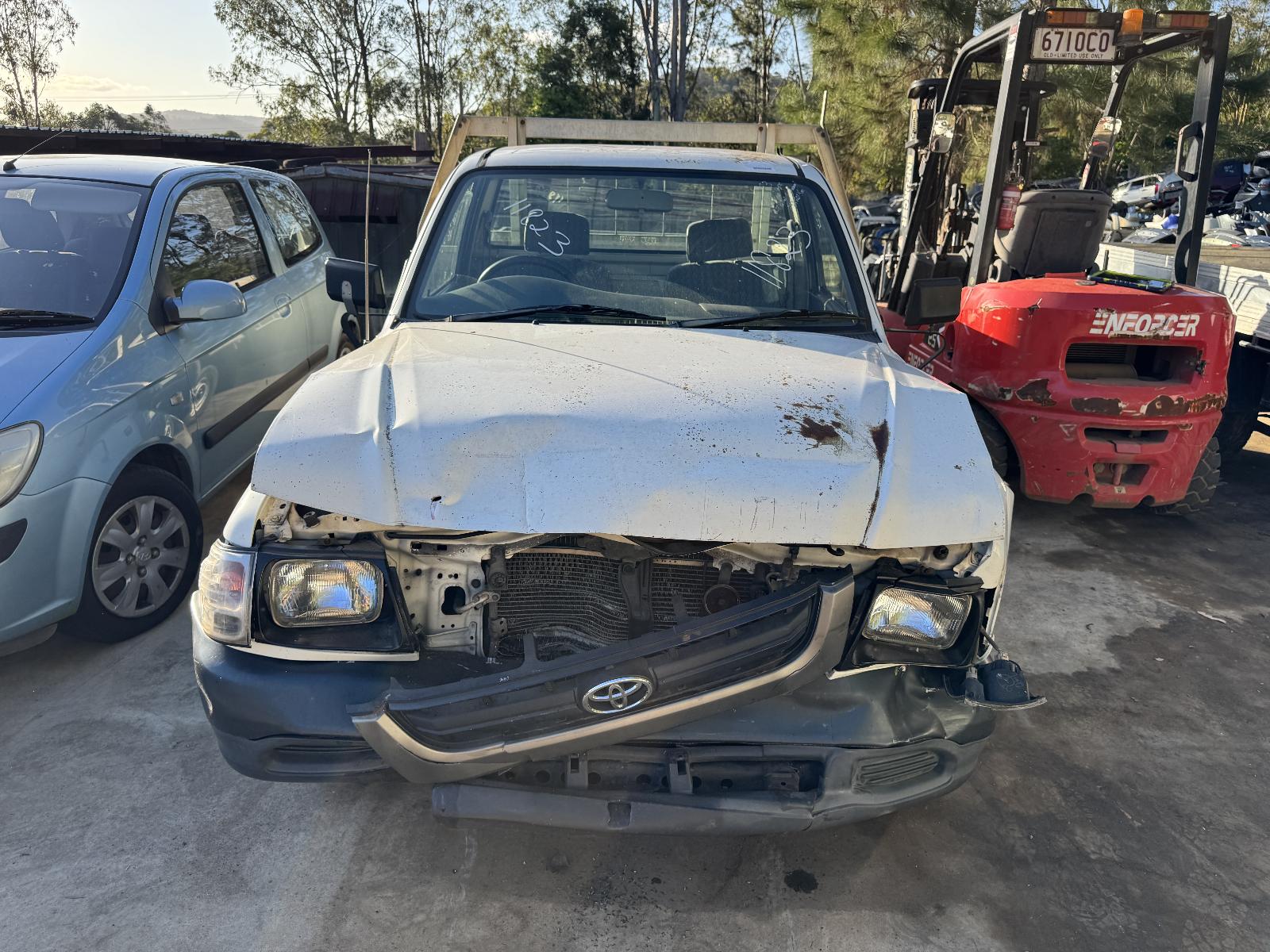 View TOYOTA HILUX 2002 2 Door Pickup Breaking