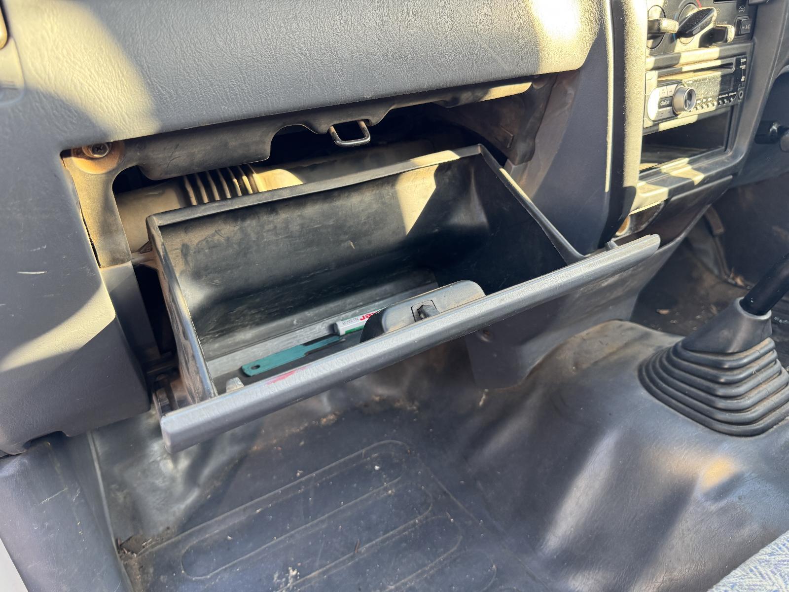 View TOYOTA HILUX 2002 2 Door Pickup Breaking