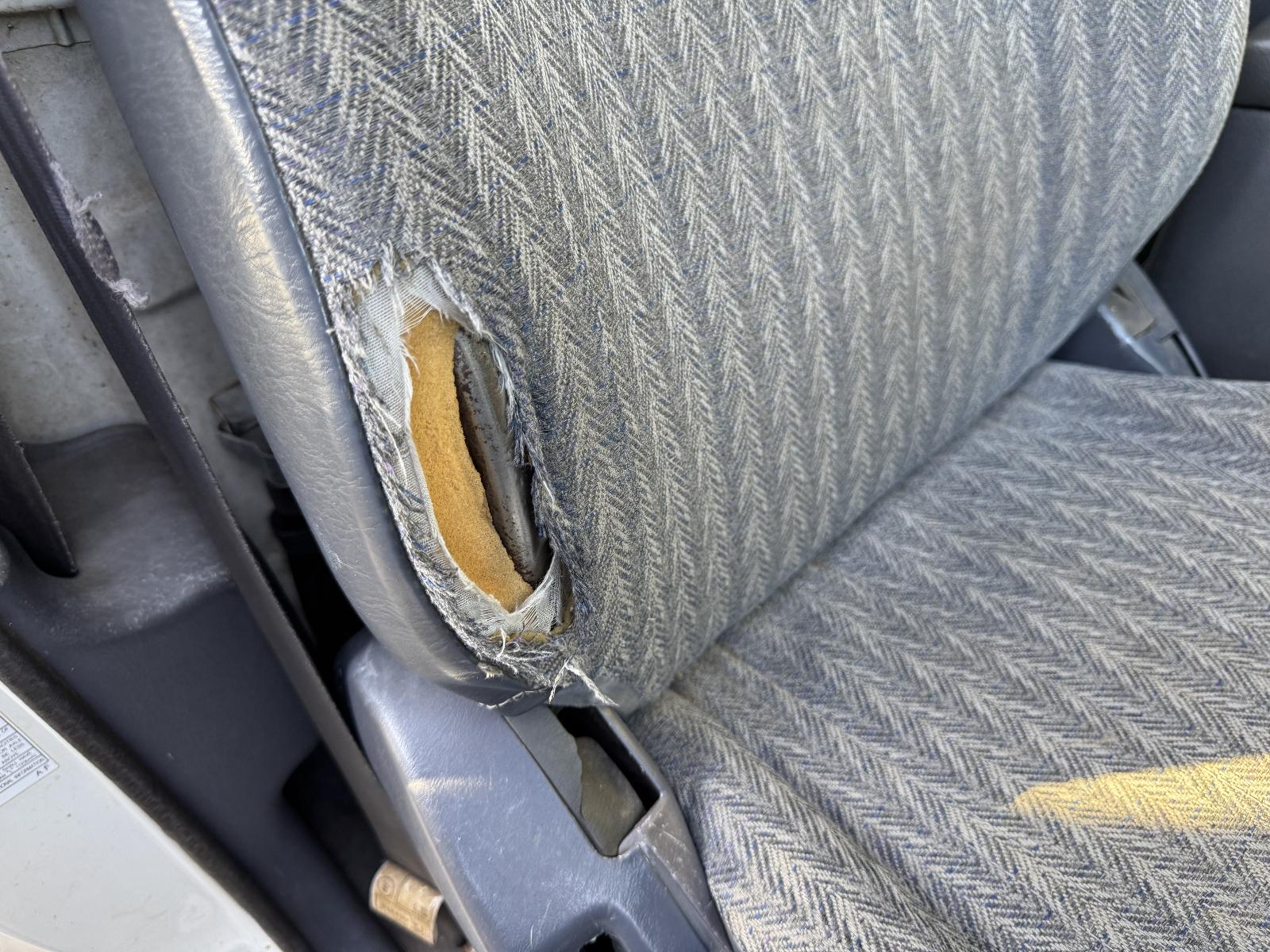 View TOYOTA HILUX 2002 2 Door Pickup Breaking