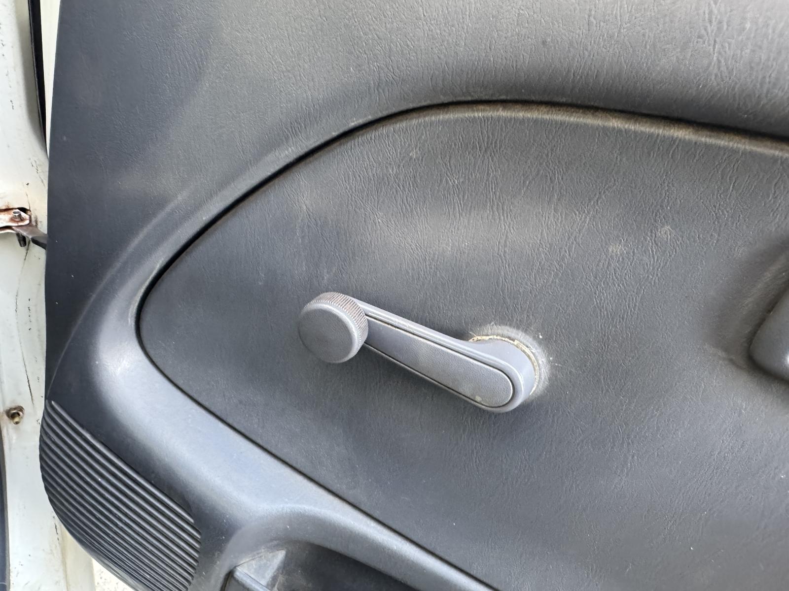 View TOYOTA HILUX 2002 2 Door Pickup Breaking
