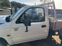 View TOYOTA HILUX 2002 2 Door Pickup Breaking